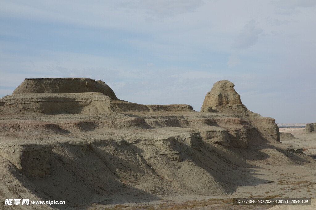 荒凉沙漠中的奇特土丘景观