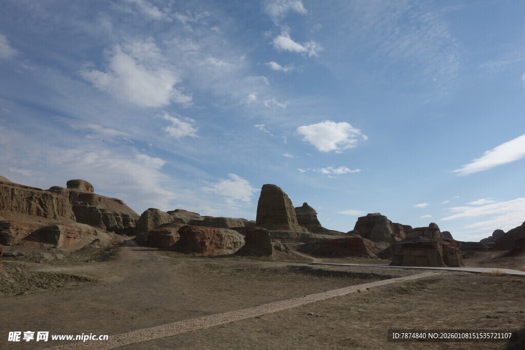 荒凉戈壁中的奇特岩石景观