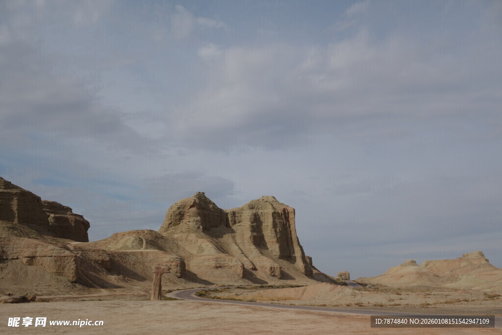 沙漠中的奇特土林景观