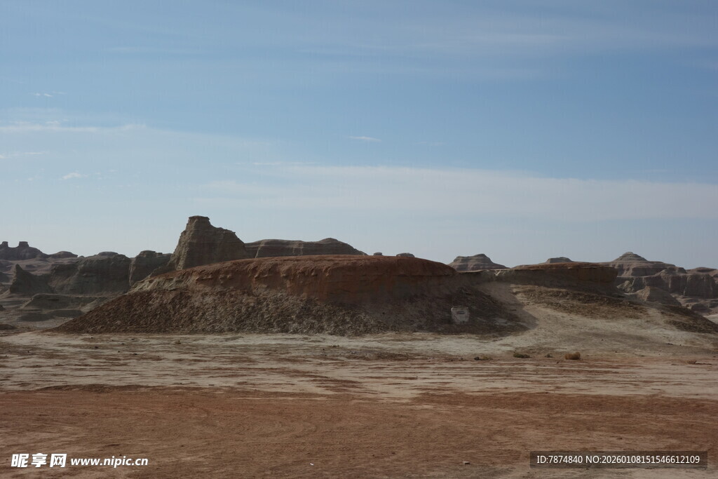 荒漠中的多彩岩石景观