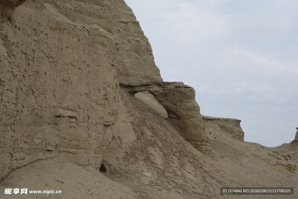 荒凉土崖景观