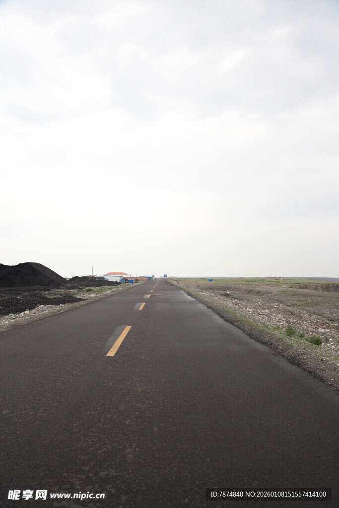 空旷公路延伸向远方