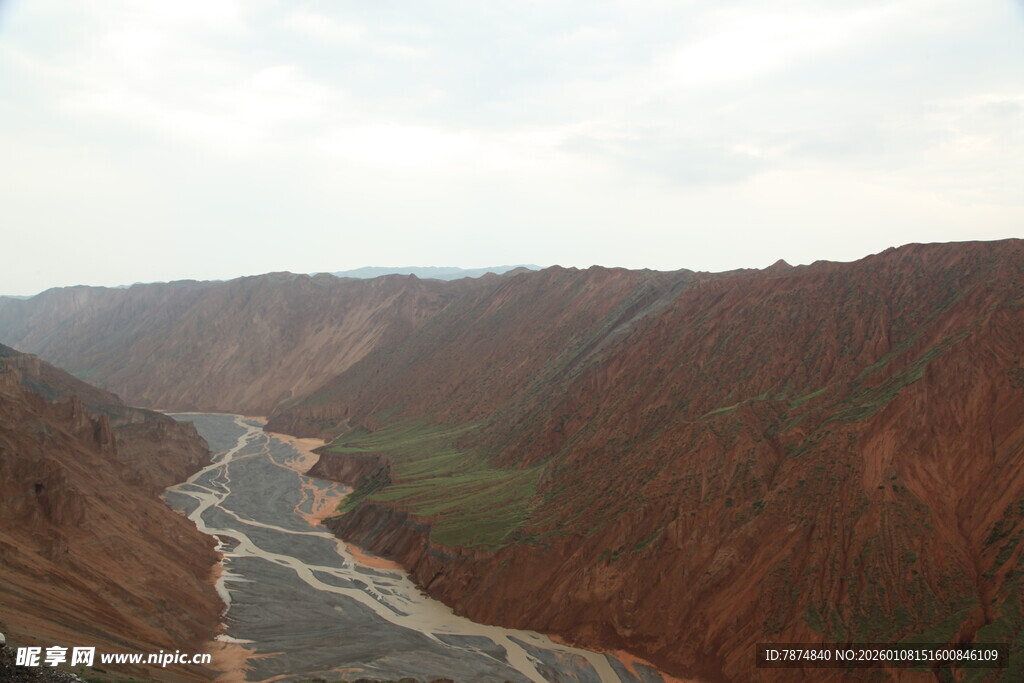 壮丽峡谷中的蜿蜒河流