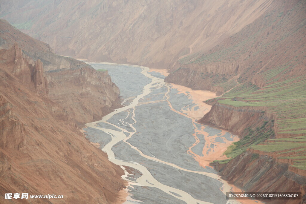 壮丽峡谷中的蜿蜒河流