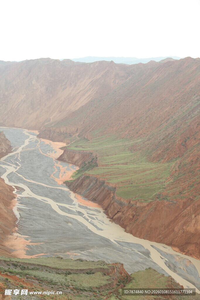 蜿蜒河谷的壮丽自然景观
