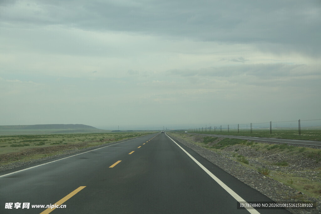 空旷公路伸向远方