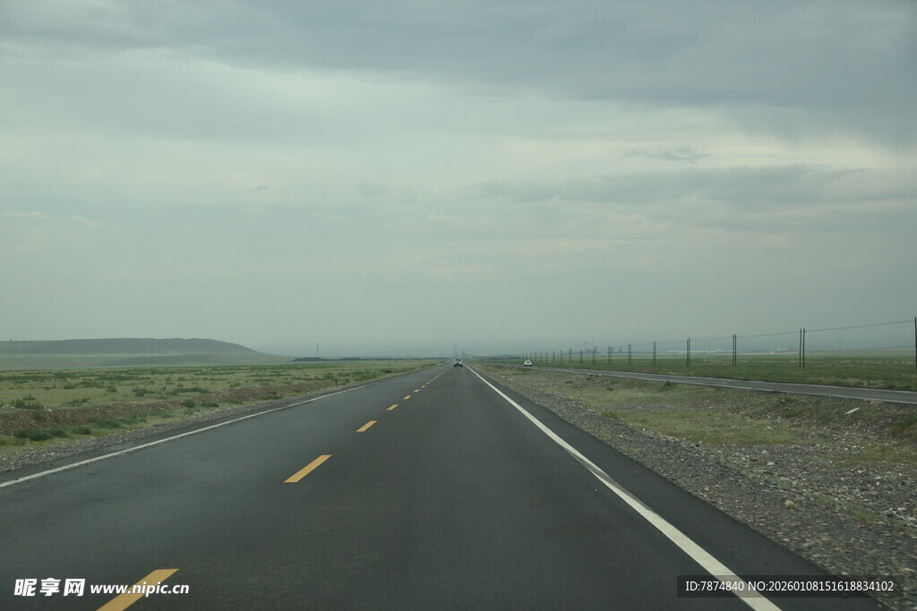 空旷公路延伸向远方