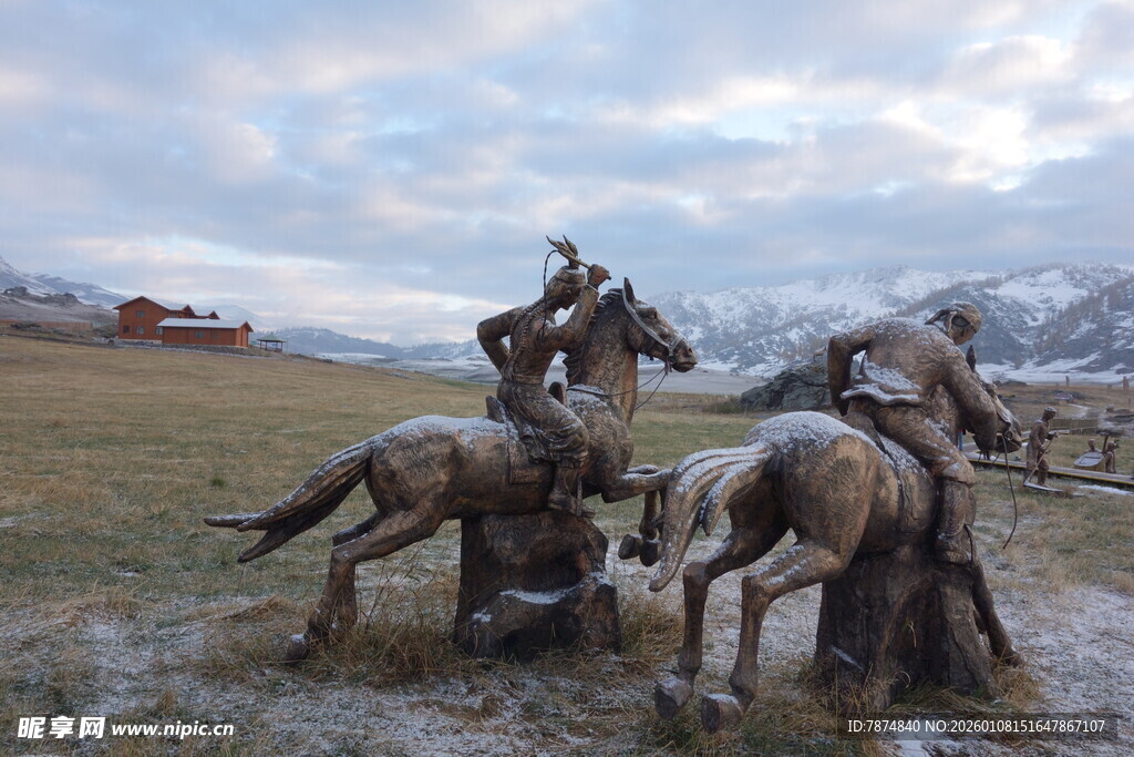 草原骑马雕塑