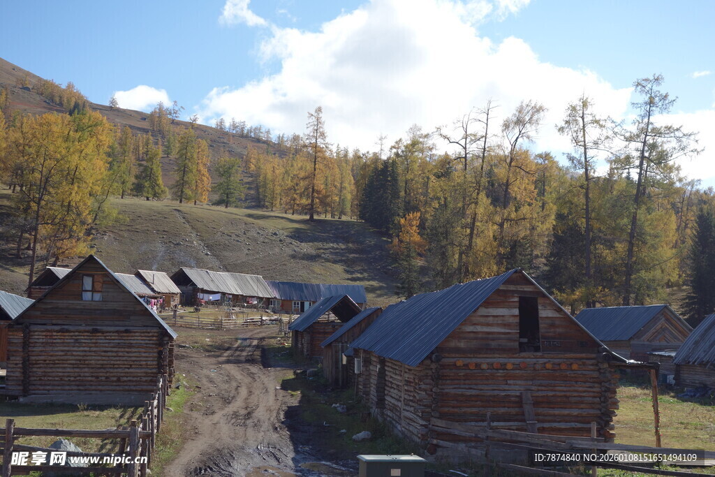 山间木屋村落 秋景如画