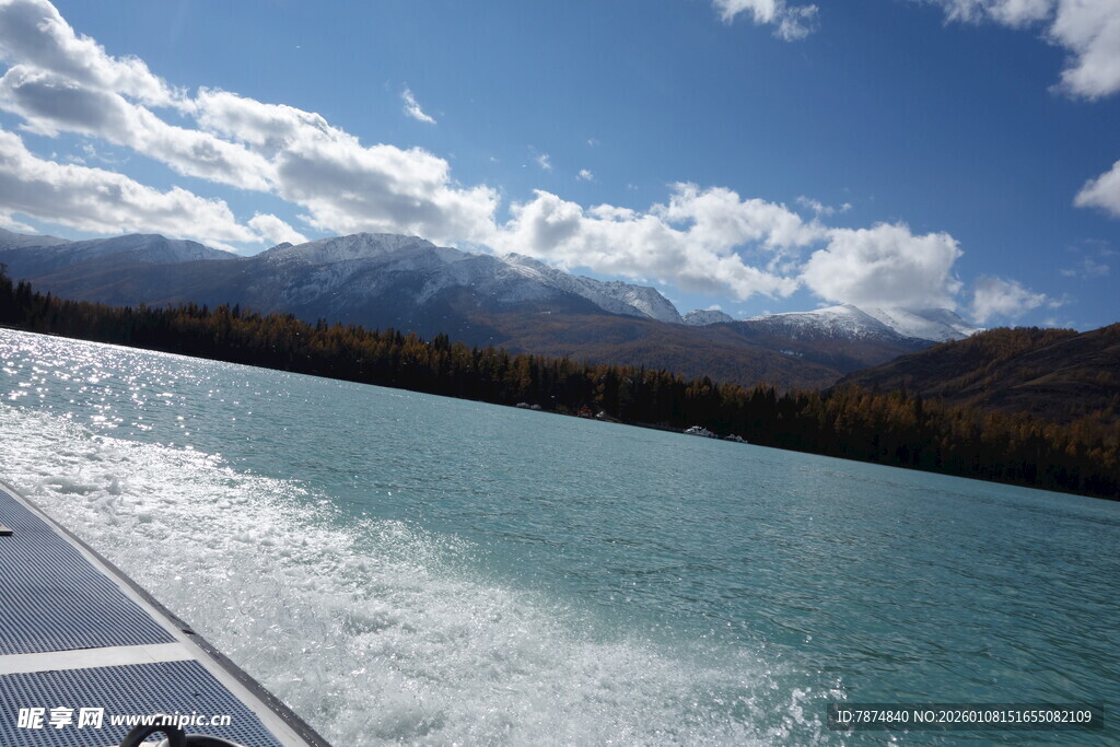 乘船游于碧水蓝天间