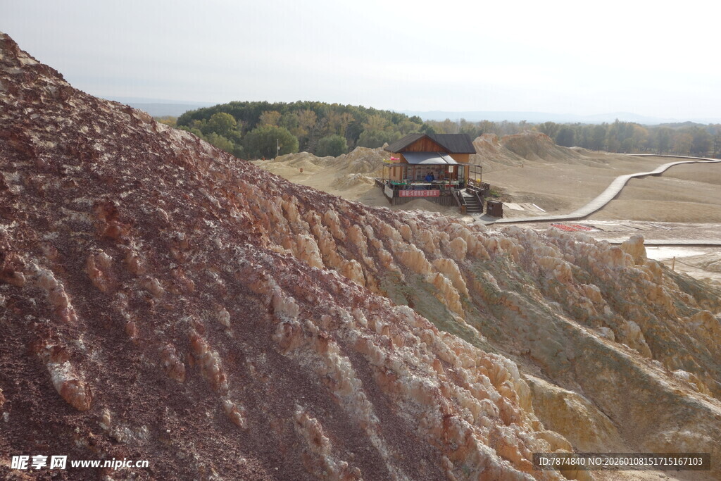 矿山施工现场的挖掘机