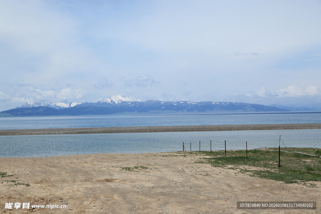 湖畔沙滩与远山美景