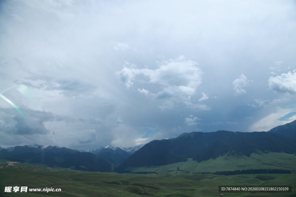 山间云雾缭绕的壮美景色