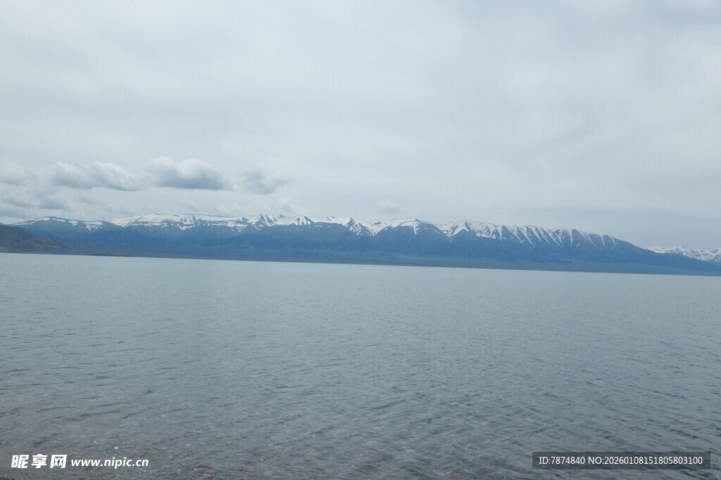 广阔海面与远处山峦