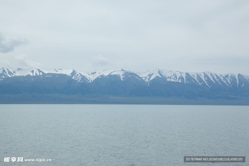 宁静湖景与远处雪山