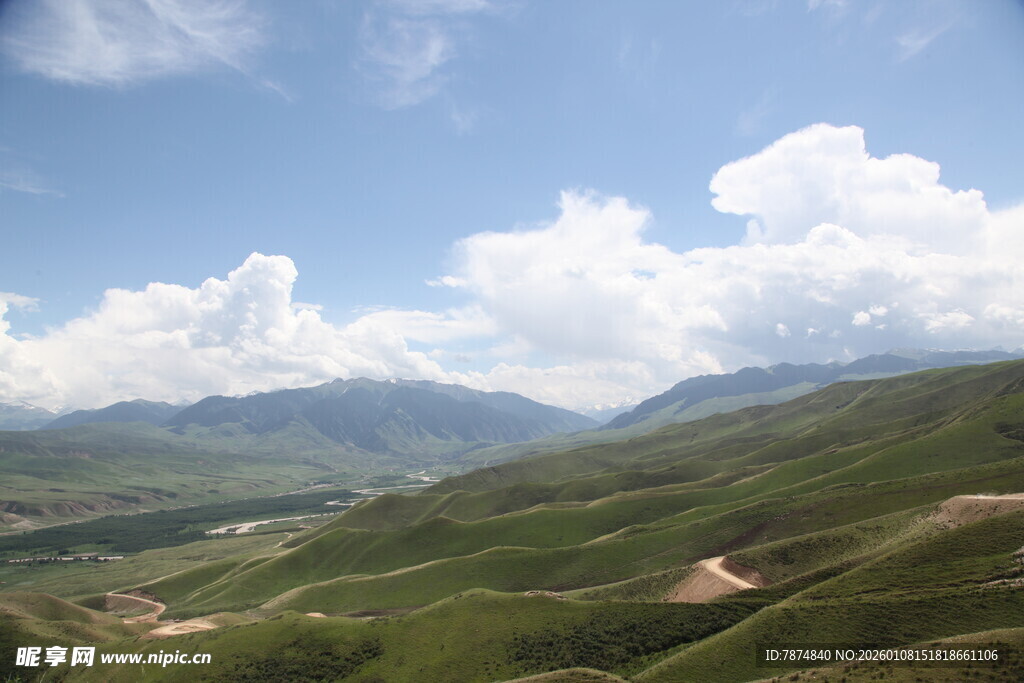 青山蓝天间的壮美风光