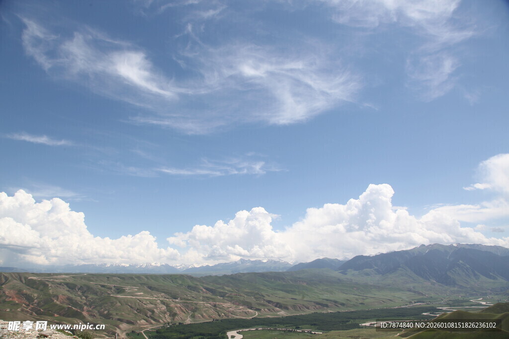 蓝天白云下的壮美山峦
