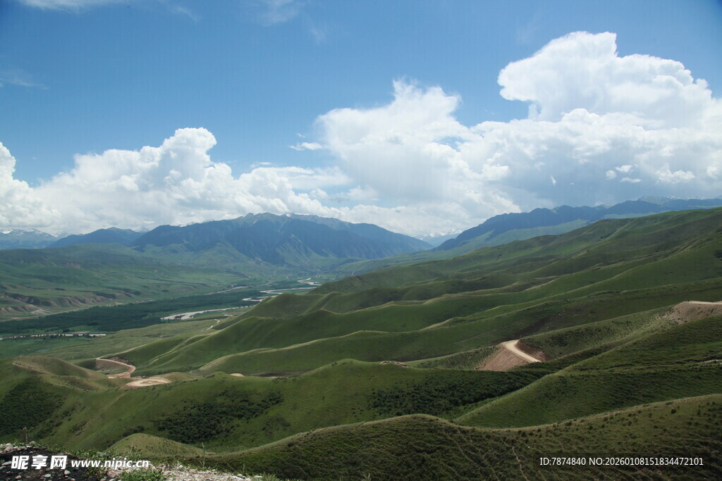 青山白云间的壮美山景
