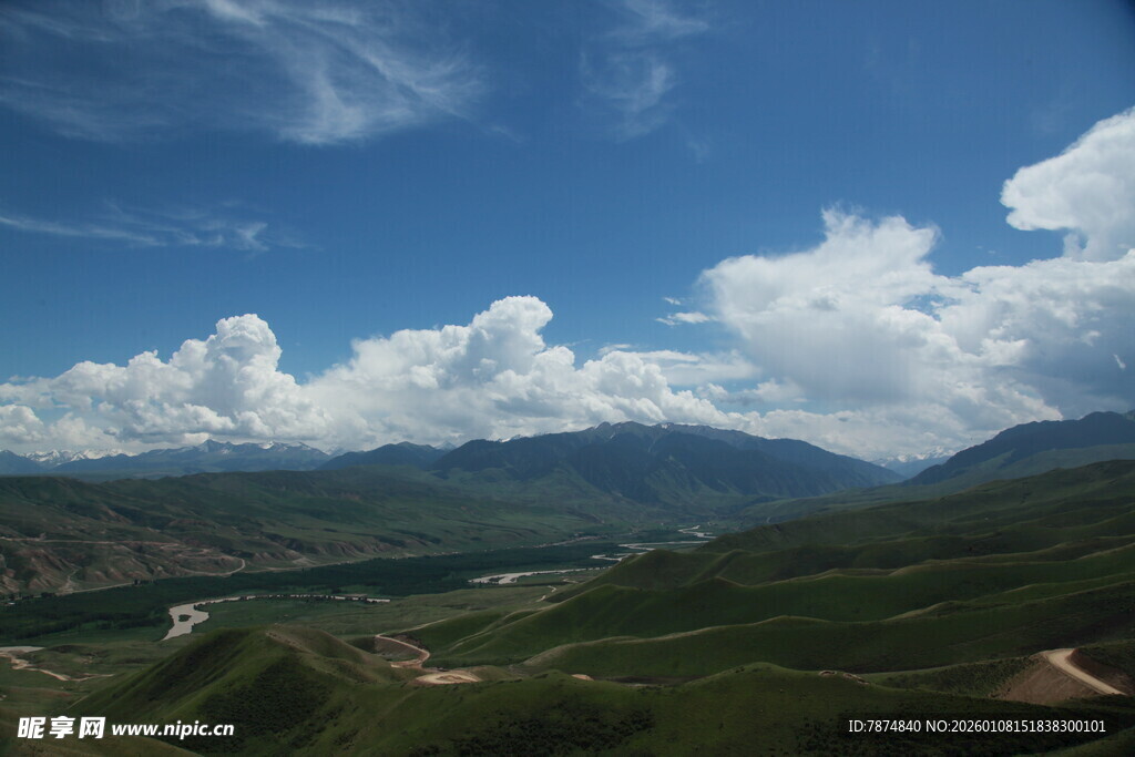 蓝天白云下的壮美山峦