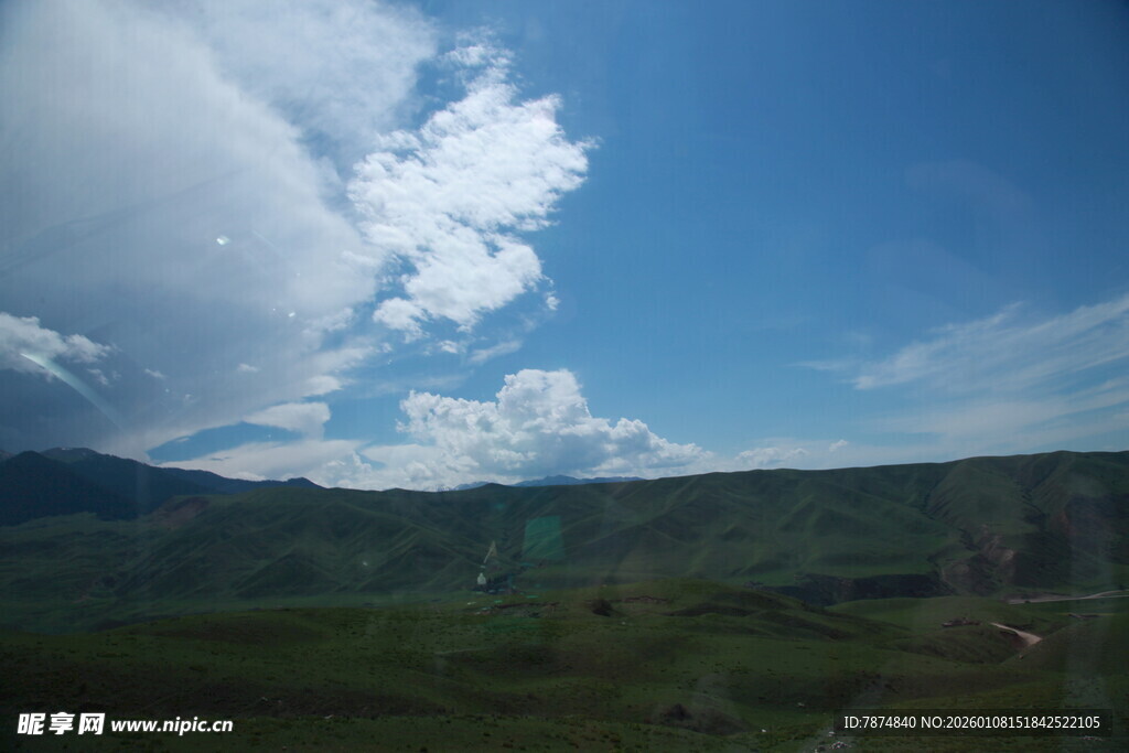 蓝天白云下的绿色山峦