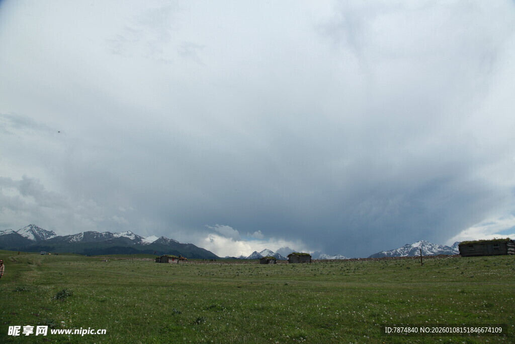 草原上空的阴沉云层