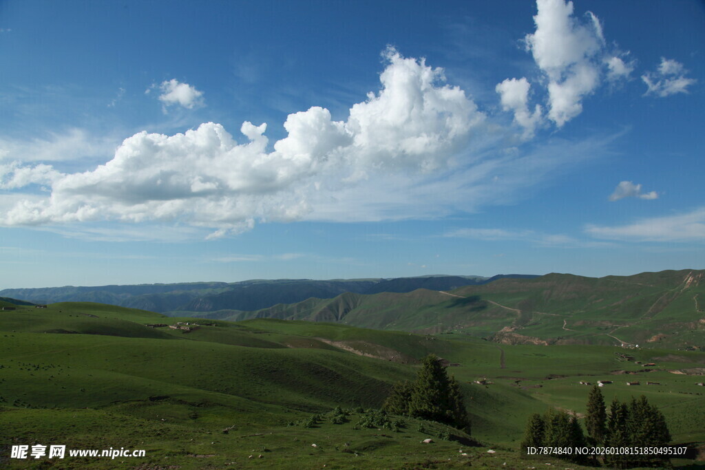 广袤草原上的蓝天白云