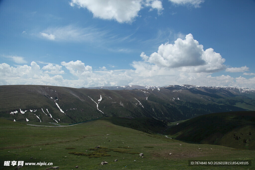 高山草原蓝天白云美景