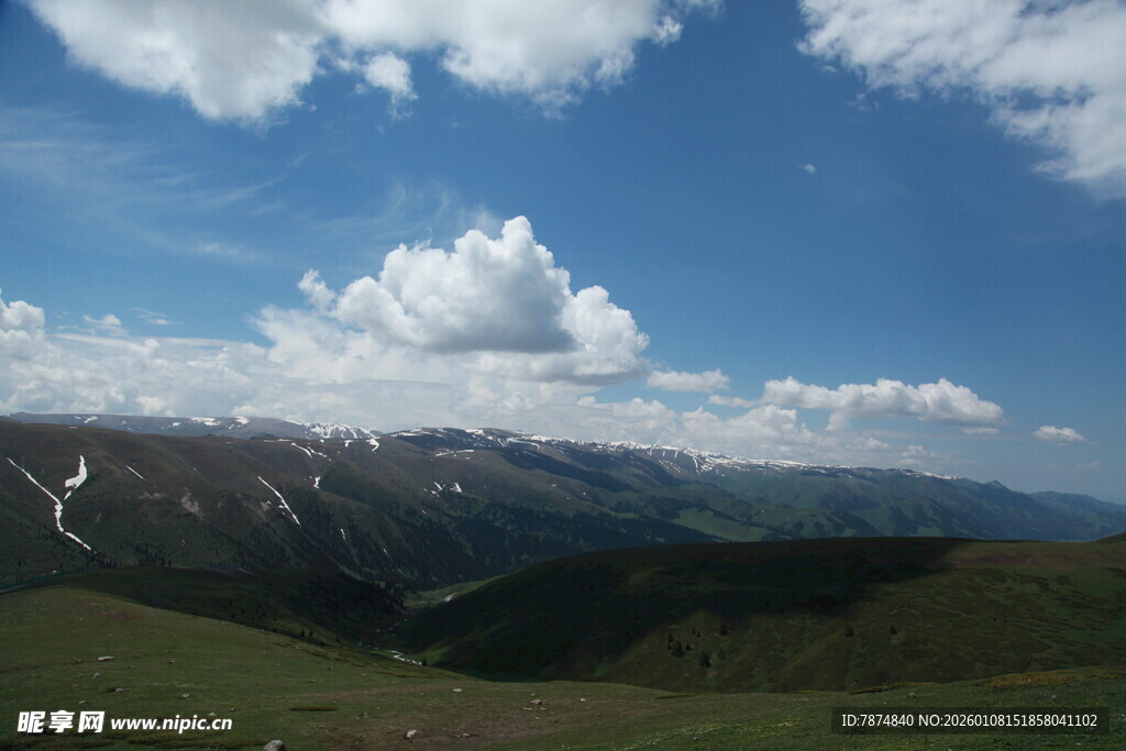 蓝天白云下的壮美山峦