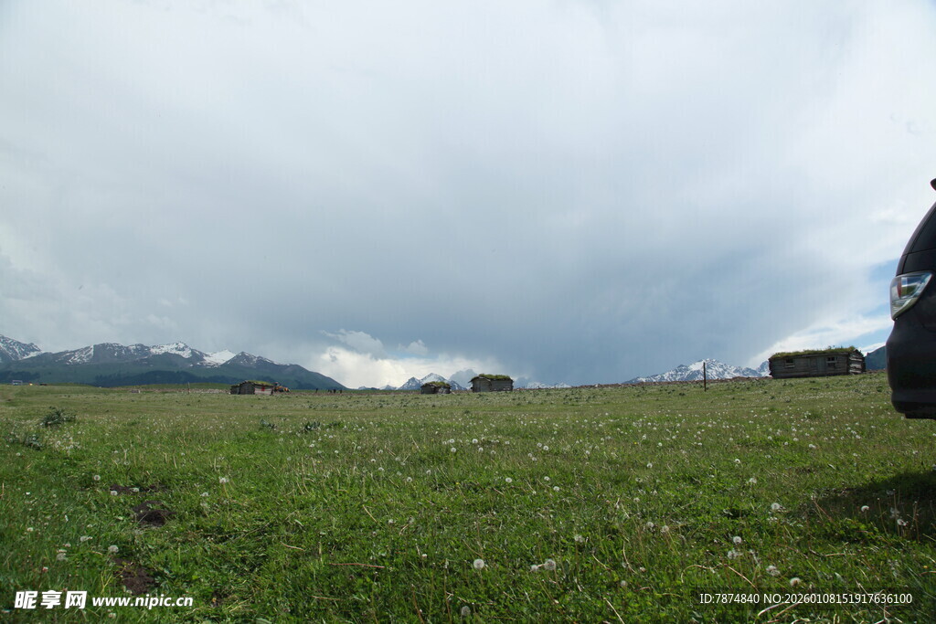草原风光 远处山峦隐现