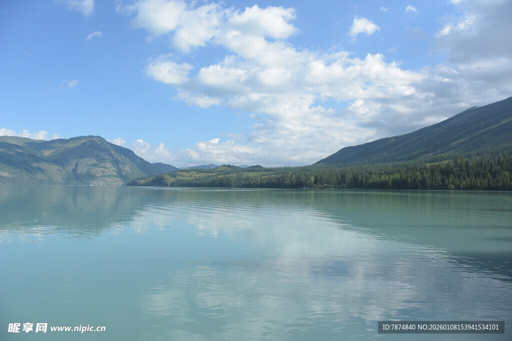 宁静湖景与远山蓝天