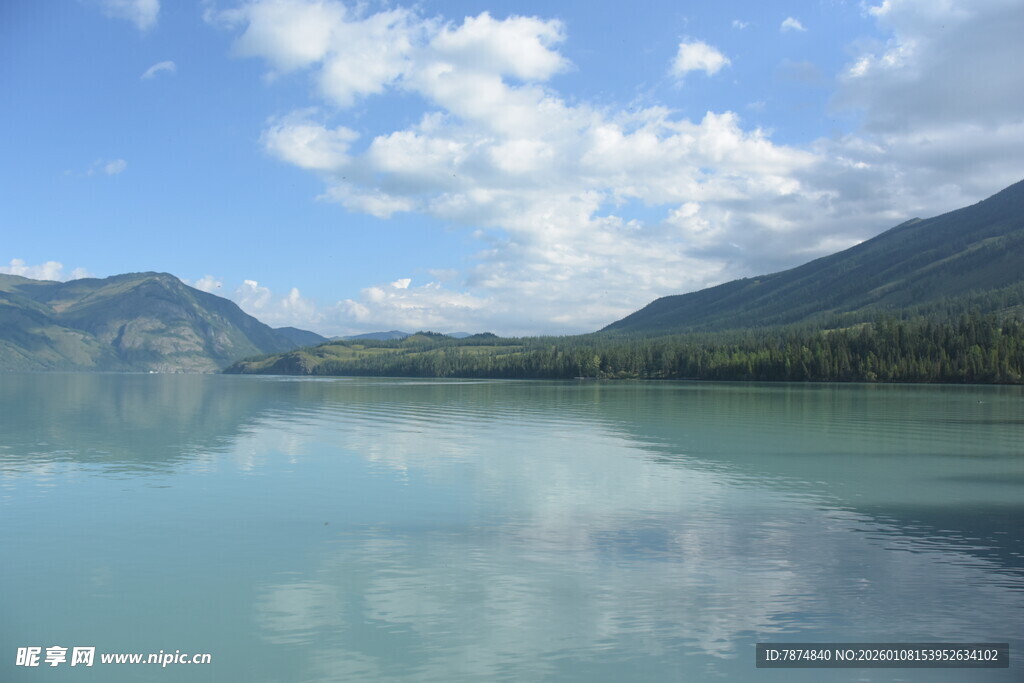 宁静湖景映山峦