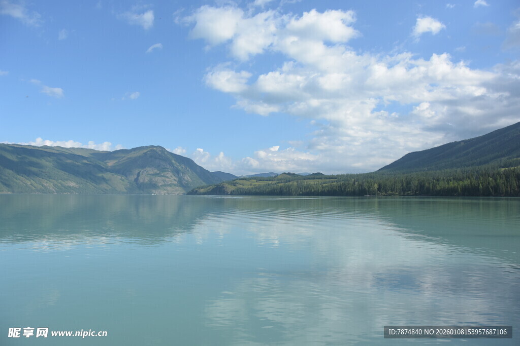 宁静湖景与蓝天白云相映