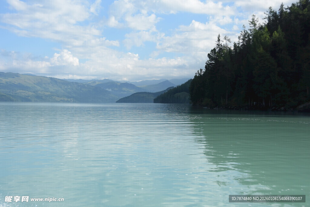 宁静湖景 青山绿树映蓝天