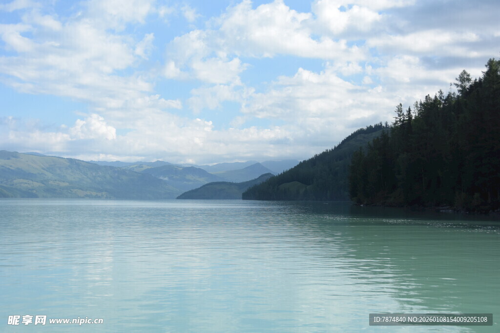 宁静湖水与远处山峦美景