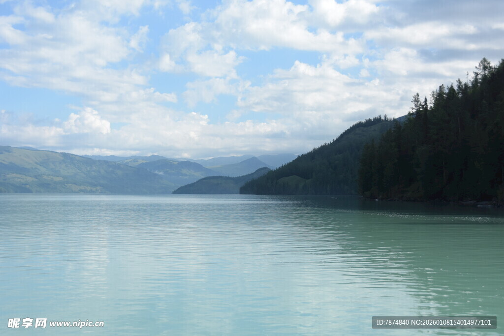 宁静山水间的澄澈湖水
