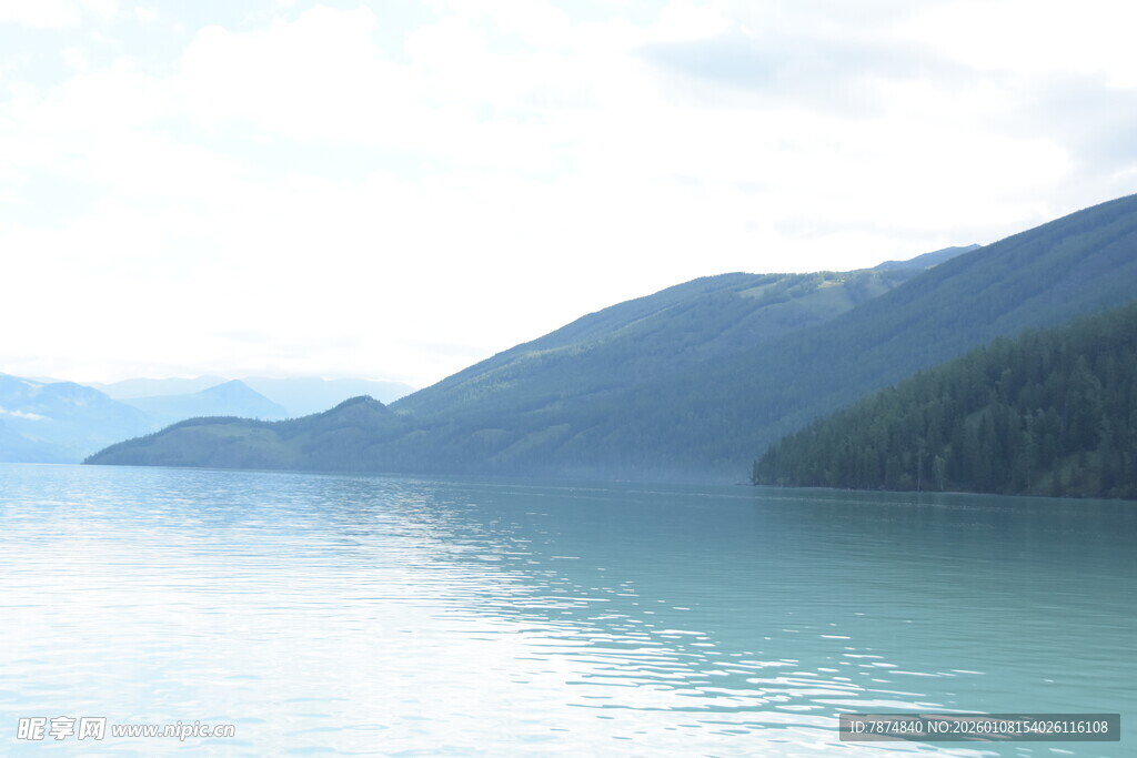 宁静山水间的湖景风光