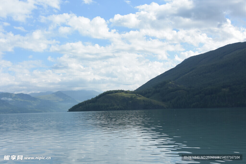 湖畔青山 蓝天白云美景