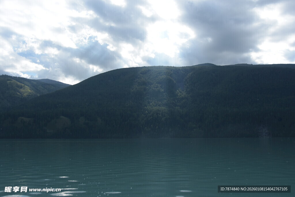 湖光山色间的天光云影