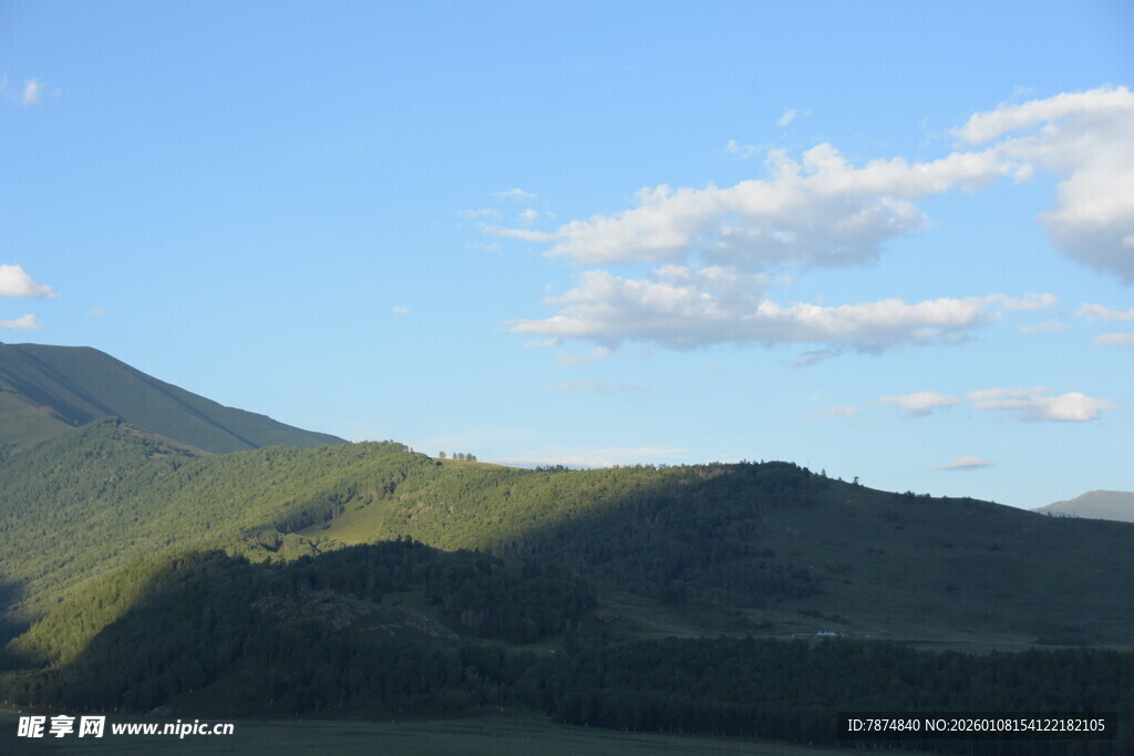 蓝天青山间的美丽景致