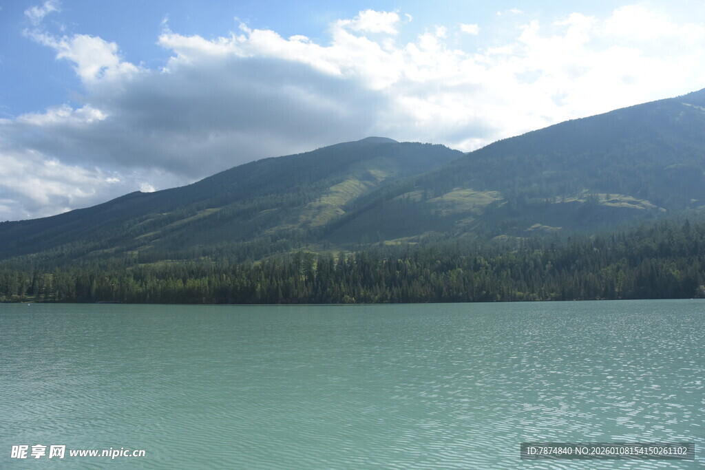 青山绿水间的宁静湖泊