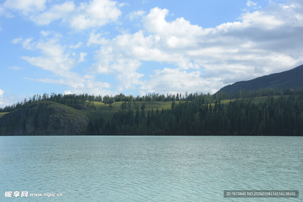 宁静湖畔青山绿树美景