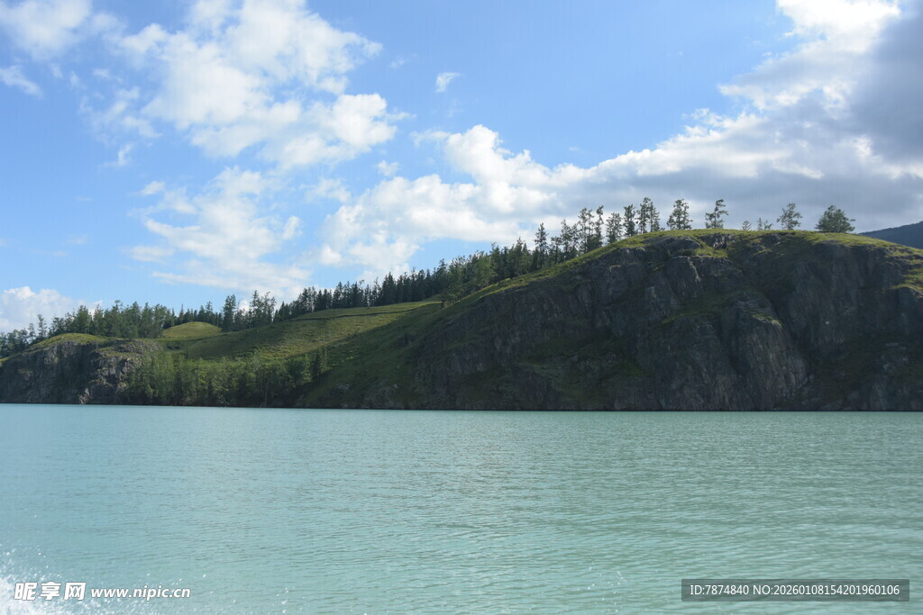 湖畔青山蓝天白云美景