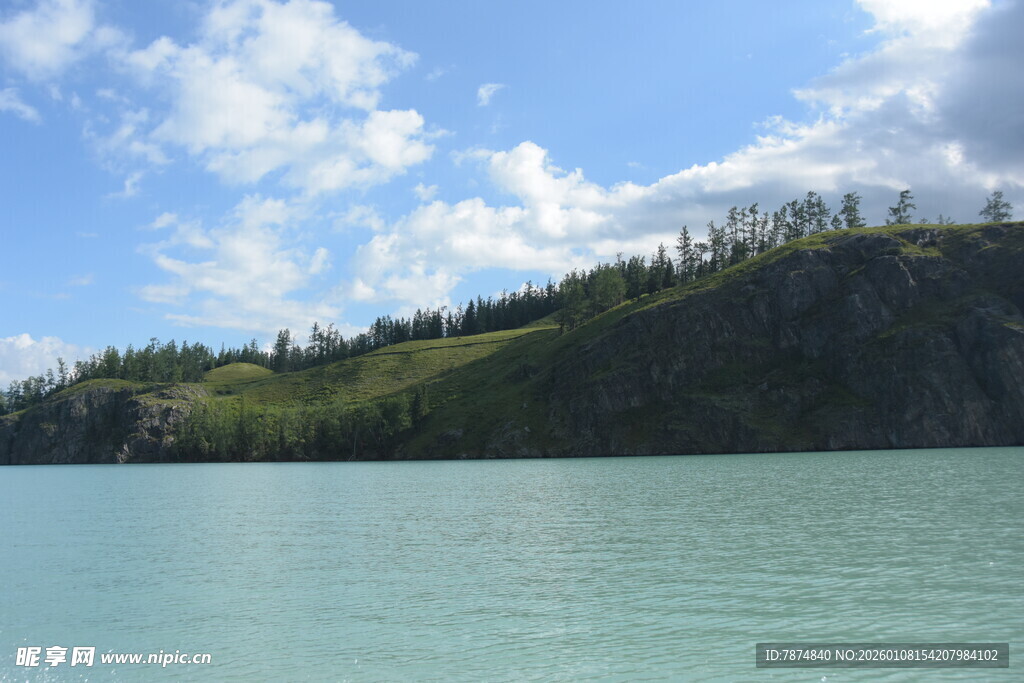 湖畔青山蓝天白云美景
