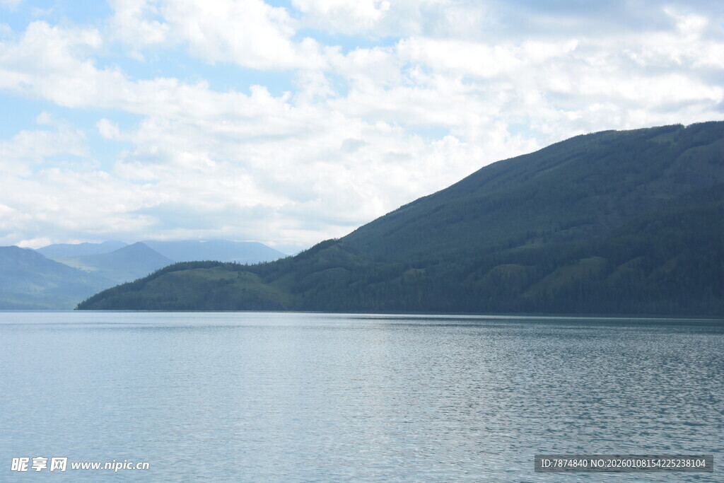 宁静山水间的广阔湖面