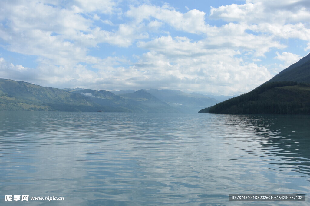 宁静湖景与远山