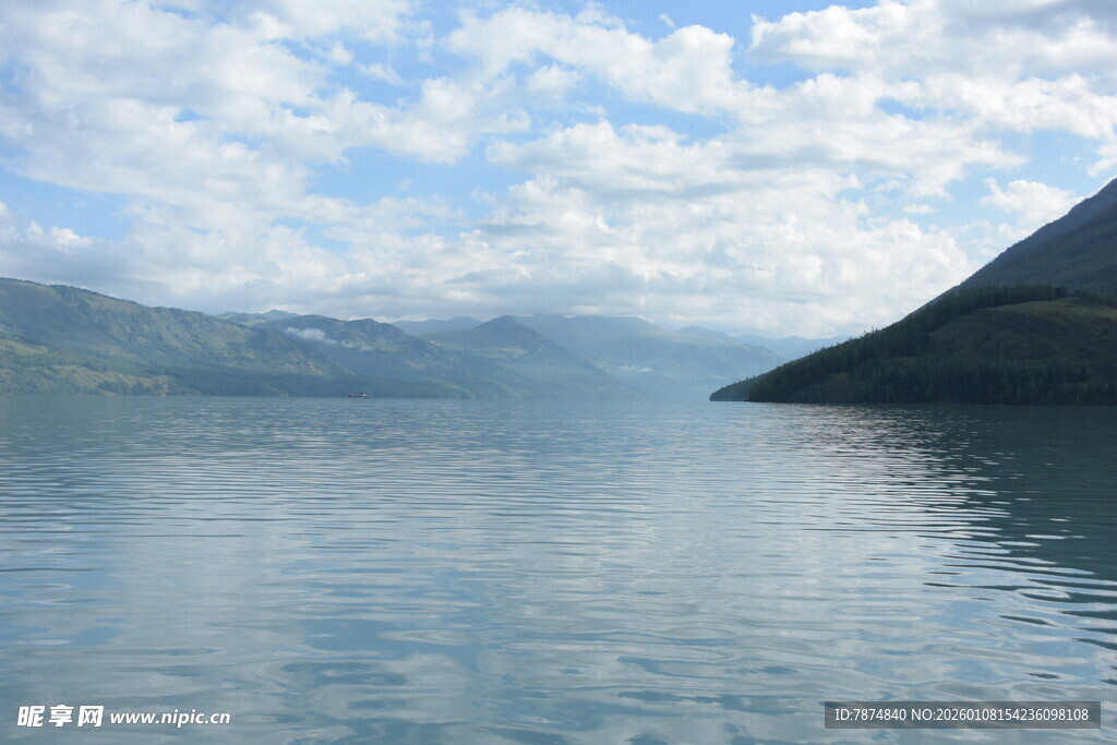 宁静山水间的澄澈湖面