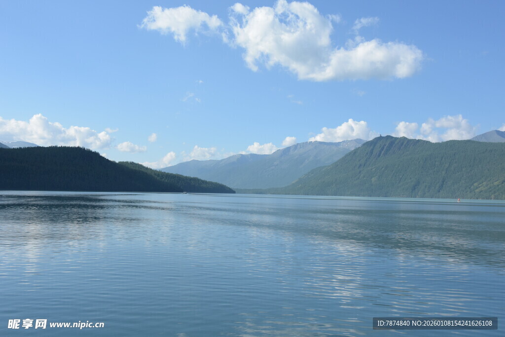 宁静山水间的澄澈湖面
