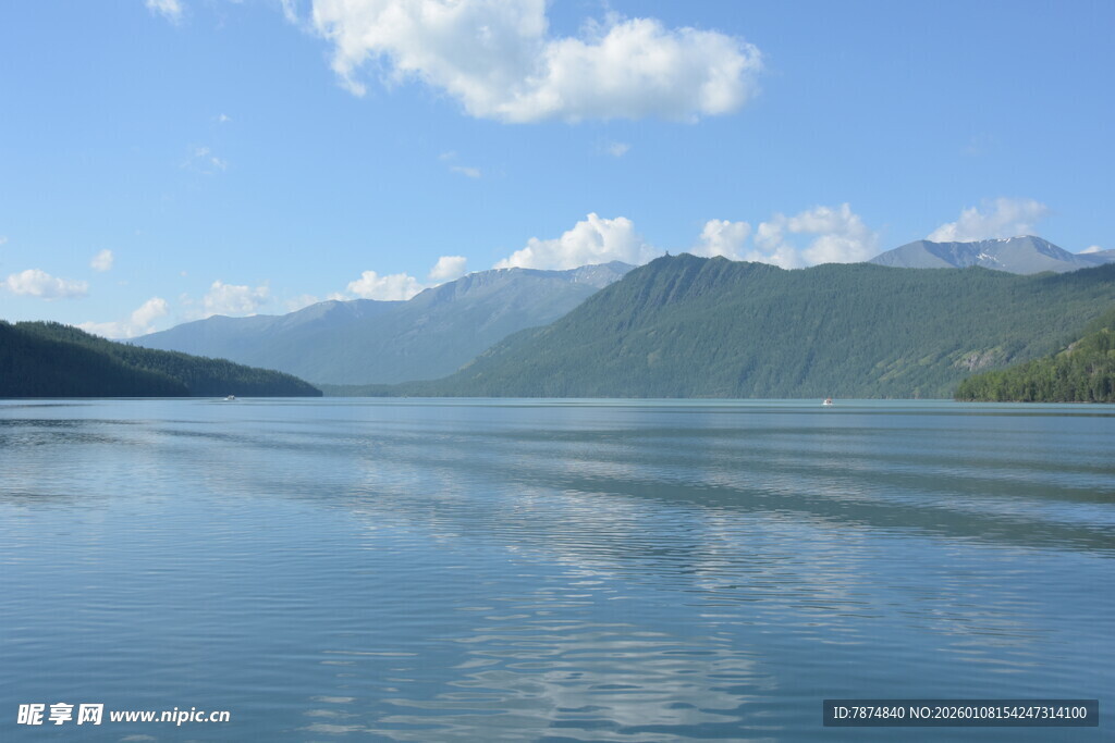 宁静湖景与远山蓝天