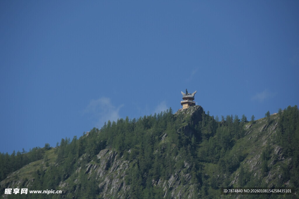山顶建筑屹立于葱郁山林