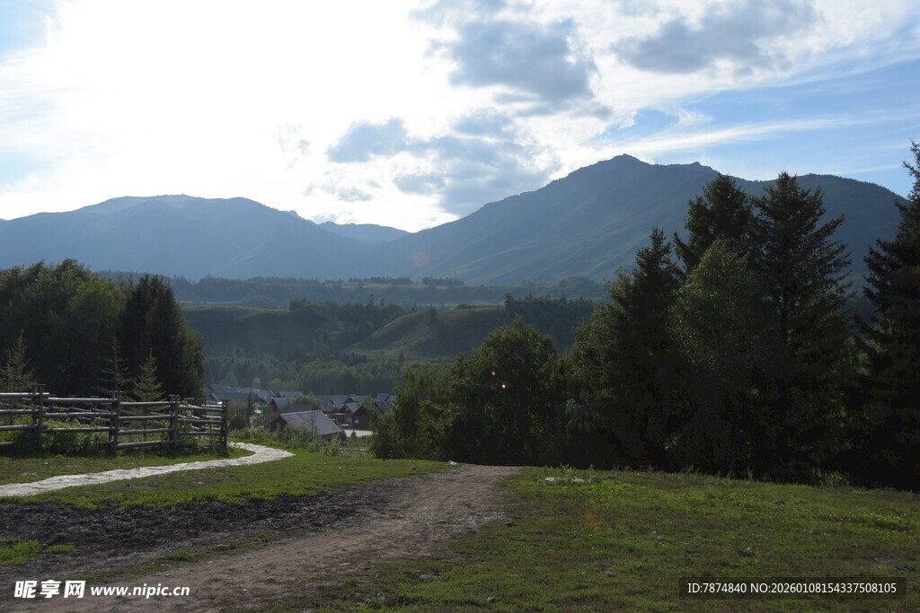 山间小路旁的秀丽自然风光